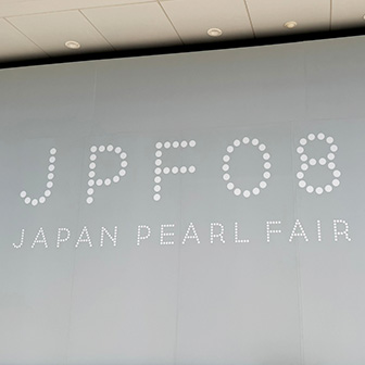 第8回JPFの入口。灰色の背景に白の真珠に見立てた丸ドットでJPF08のロゴが書かれている。